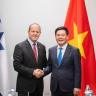  Israeli Economy and Industry Minister Nir Barkat is seen shaking hands with his Vietnamese counterpart, Nguyễn Hồng Diên.