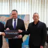 (De izquierda a derecha) El general de brigada Yair Kulas, jefe de la Dirección de Cooperación Internacional en materia de Defensa (SIBAT) del Ministerio de Defensa; el ministro de Defensa, Israel Katz; y el general de división (reserva) Amir Baram, director general del Ministerio de Defensa.