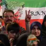 Un hombre gesticula mientras la gente se reúne en una ceremonia de despedida de la selección nacional de fútbol de Irán antes de su partida hacia el Mundial de 2026, en Teherán, en mayo de 2026.