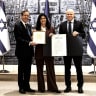 YAEL ARAD (center) poses with the Chaim Herzog Presidential Award at a ceremony at the President’s Residence in Jerusalem.
