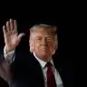  El presidente de Estados Unidos, Donald Trump, saluda con la mano mientras sube al Air Force One, tras asistir al tercer partido de las finales de la NBA, en el Aeropuerto Internacional John F. Kennedy de Nueva York, el 8 de junio de 2026. 
