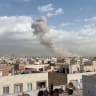 El humo se eleva tras una explosión, después de que el ministro de Defensa israelí, Israel Katz, anunciara que Israel había lanzado un ataque preventivo contra Irán, en Teherán (Irán), el 28 de febrero de 2026, en esta captura de pantalla tomada de un vídeo. 