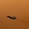 Un avión de combate de la Fuerza Aérea Israelí sobrevuela el centro de Israel en medio de la guerra en curso entre Israel, Irán y Hezbolá, el 12 de marzo de 2026.