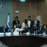 La diputada Tally Gotliv y el diputado Ofir Katz asisten a una reunión de una comisión de la Cámara de Representantes en la Knesset, el Parlamento israelí, en Jerusalén, el 9 de junio de 2026. 