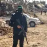 Terroristas de Hamás, haciéndose pasar por trabajadores egipcios y acompañados por miembros del CICR, buscan los dos últimos cadáveres de los rehenes —un soldado israelí y un ciudadano tailandés— entre los escombros del campo de refugiados de Jabalia, en la Franja de Gaza, el 1 de diciembre de 2025