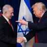 El presidente de EE. UU., Donald Trump, señala con el dedo al primer ministro israelí, Benjamin Netanyahu, mientras se dan la mano durante una rueda de prensa tras reunirse en el club Mar-a-Lago de Trump, en Palm Beach (Florida, EE. UU.), el 29 de diciembre de 2025. 