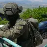 Fuerzas de seguridad israelíes en el lugar donde un dron explosivo lanzado por Hezbolá desde el Líbano impactó contra una vivienda en Metula, cerca de la frontera entre Israel y el Líbano, el 25 de mayo de 2026.