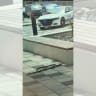 Un rifle SKS tirado en el suelo, con vehículos de la policía de Montreal al fondo, en medio de un tiroteo en Montreal (Canadá), el 22 de junio de 2026. 