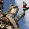 La Estatua de la República con la bandera palestina en señal de apoyo a los palestinos de Gaza, en la Place de la République de París, el 13 de junio de 2025 