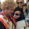 Pilar Rahola asiste a una sesión de firmas de su último libro durante la fiesta de Sant Jordi, el 23 de abril de 2017. 