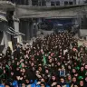 La gente desfila por los barrios de Nabatieh durante una procesión religiosa con motivo de la Ashura, tras el acuerdo provisional alcanzado entre Estados Unidos e Irán, Líbano, 23 de junio de 2026.