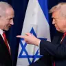 El presidente de EE. UU., Donald Trump, señala con el dedo al primer ministro israelí, Benjamin Netanyahu, mientras se dan la mano durante una rueda de prensa tras reunirse en el club Mar-a-Lago de Trump, en Palm Beach (Florida, EE. UU.), el 29 de diciembre de 2025. 