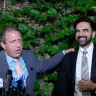 Brad Lander, candidato por el 10.º distrito electoral de Nueva York, habla con los medios de comunicación junto al alcalde de Nueva York, Zohran Mamdani, durante una fiesta para seguir los resultados tras ganar las elecciones primarias en Brooklyn, Nueva York (EE. UU.), el 23 de junio de 2026. 