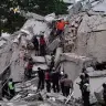 Los equipos de rescate buscan a las víctimas en un edificio derrumbado tras el terremoto ocurrido en Caracas el 24 de junio de 2026.