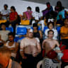 La gente se congrega mientras los servicios de emergencia trabajan en el lugar donde se ha derrumbado un edificio tras los terremotos que han sacudido el país, en Caracas, Venezuela, el 25 de junio de 2026.