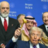 El presidente de Estados Unidos, Donald Trump, sostiene un mazo durante una ceremonia de firma en la reunión inaugural de la «Junta de la Paz», celebrada en el Instituto de la Paz de Estados Unidos, en Washington, D. C., el 19 de febrero de 2026. 