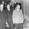 NEVILLE CHAMBERLAIN y Adolf Hitler salen de su reunión en Bad Godesberg, el 23 de septiembre de 1938.