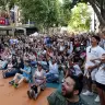 Los aficionados al fútbol se reúnen para ver el partido entre Estados Unidos y Paraguay en San Pedro Square, en una fiesta para ver el Mundial de la FIFA, el 12 de junio de 2026 en San José, California.