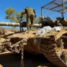 Un soldado israelí trabaja en un tanque en el lado israelí de la frontera entre Israel y el Líbano, tras la firma de un acuerdo marco entre ambos países a raíz de las conversaciones mediadas por Estados Unidos, en el norte de Israel, el 28 de junio de 2026.