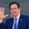 El secretario de Estado de EE. UU., Marco Rubio, saluda con la mano mientras sube a bordo de un avión de transporte C-17 Globemaster III de la Fuerza Aérea de EE. UU. tras su visita a Oriente Medio para tratar el acuerdo provisional entre EE. UU. e Irán con los aliados árabes del Golfo, en Manama