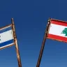 Representaciones de las banderas de Israel y Líbano en un monumento conmemorativo cerca de la frontera entre Israel y Líbano, a las afueras de Metula (Israel), tras la firma de un acuerdo marco entre Israel y Líbano tras las conversaciones mediadas por Estados Unidos, el 27 de junio de 2026. 