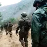 Partidarios de los hutíes ven un discurso televisado del líder hutí, Abdul-Malik al-Houthi, mientras se concentran para conmemorar el día de Ashura, que conmemora el martirio del imán Husein, nieto del profeta Mahoma, en Saná (Yemen), el 25 de junio de 2026