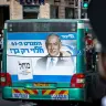 La gente pasa junto a carteles electorales de las próximas elecciones en Jerusalén, el 24 de octubre de 2022. 