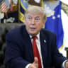 El presidente de Estados Unidos, Donald Trump, habla con los periodistas tras firmar un decreto ejecutivo relativo a las reparaciones de automóviles junto al administrador de la Agencia de Protección Medioambiental, Lee Zeldin, en el Despacho Oval de la Casa Blanca, el 29 de junio de 2026