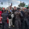 Unos manifestantes se concentran frente al Knesset, el Parlamento israelí, en Jerusalén, durante los actos conmemorativos del milésimo día desde la masacre del 7 de octubre, el 2 de julio de 2026. 