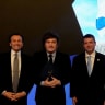 (De izquierda a derecha) El presidente del Comité de Selección de la Fundación del Premio Génesis, David Hatchwell; el presidente argentino Javier Milei; y Josh Reinstein, presidente de la Fundación Israel Allies.