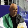 Hossam Hassan, seleccionador de Egipto, sostiene la bandera de Palestina tras la victoria de su equipo en la tanda de penaltis durante el partido de la ronda de 32 de la Copa del Mundo de la FIFA 2026 entre Australia y Egipto, celebrado en el Dallas Stadium el 3 de julio de 2026 en Arlington, Texas.