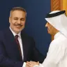 El ministro de Asuntos Exteriores de Turquía, Hakan Fidan (a la izquierda), es recibido por el primer ministro y ministro de Asuntos Exteriores de Catar, el jeque Mohammed bin Abdulrahman Al Thani, en Doha, en marzo. 
