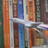 En esta fotografía tomada el 10 de diciembre de 2025, se ve una maqueta en miniatura de un avión Boeing 777 de Malaysia Airlines en una estantería de la casa de Jiang Hui, cuya madre viajaba a bordo del vuelo MH370 de Malaysia Airlines desaparecido en Pekín. 