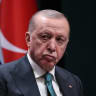 El presidente turco, Recep Tayyip Erdogan, observa mientras el primer ministro griego, Kyriakos Mitsotakis (que no aparece en la imagen), se dirige a los medios de comunicación durante una rueda de prensa conjunta celebrada en el Complejo Presidencial de Ankara, el 11 de febrero de 2026. 