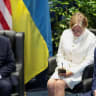 El presidente de Estados Unidos, Donald Trump, mantiene una reunión bilateral con el presidente de Ucrania, Volodymyr Zelensky (que no aparece en la imagen), al margen de la cumbre de líderes de la OTAN celebrada en el Complejo Presidencial de Bestepe, en presencia del secretario de Estado Rubio