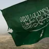 La bandera nacional de Arabia Saudí se divisa en la línea del frente de Khoba, en la frontera con Yemen