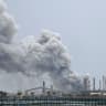 El humo se eleva tras un ataque contra la refinería de petróleo de Bapco, en medio del conflicto entre Estados Unidos, Israel e Irán, en la isla de Sitra (Bahrein), el 9 de marzo de 2026. 