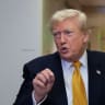 El presidente de EE. UU., Donald Trump, habla con los periodistas durante el vuelo en la cabina de prensa del nuevo Air Force One, un regalo de Catar, tras cambiar de avión para regresar a Washington desde la base aérea de la RAF en Mildenhall, Gran Bretaña, el 8 de julio de 2026.