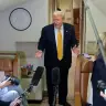 El presidente de EE. UU., Donald Trump, habla con los periodistas durante el vuelo en la cabina de prensa del nuevo Air Force One, un regalo de Catar, tras cambiar de avión para regresar a Washington desde la base aérea de la RAF en Mildenhall, Gran Bretaña, el 8 de julio de 2026. 