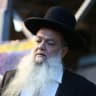 El rabino Yigal Cohen enciende velas en memoria de las 45 víctimas que perdieron la vida en una estampida, en el lugar donde se produjo la tragedia, en el monte Merón, la semana pasada. 6 de mayo de 2021. 