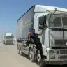 La ayuda humanitaria entra en Gaza a través del paso fronterizo de Rafah, en Jan Yunis, al sur de la Franja de Gaza, el 10 de junio de 2026. 
