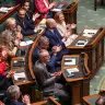 El primer ministro belga, Bart De Wever, camina mientras los diputados le aplauden en el Parlamento belga, en Bruselas (Bélgica). 