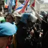 Los manifestantes se concentran mientras aumentan las tensiones contra la Brigada Judía durante una concentración para conmemorar el Día de la Liberación, en la que las fuerzas armadas bloquearon las calles el 25 de abril de 2026 en Milán, Italia. 