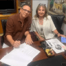 Avi Gabbay signs the club merger agreement with Ora Glazer at Maccabi Ramat Gan.