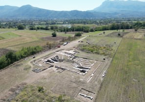 View of the Interamna Lirenas excavation from above and from the North. Photograph taken in September 2023. The remains of the theatre can be seen in the centre, with the remains of the basilica behind it.