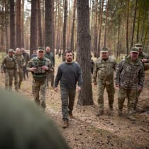  Ukraine's President Volodymyr Zelensky visits a position of Ukrainian troops in a front line, amid Russia's attack on Ukraine, in an undisclosed location, Ukraine October 3, 2023