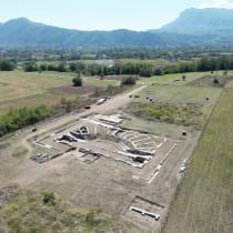 View of the Interamna Lirenas excavation from above and from the North. Photograph taken in September 2023. The remains of the theatre can be seen in the centre, with the remains of the basilica behind it.