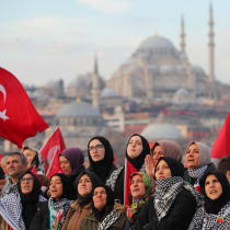  People gather over the Galata Bridge in solidarity with Palestinians, amid the ongoing conflict between Israel and Hamas, following the first morning prayer of the New Year in Istanbul, Turkey January 1, 2024