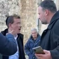  Imagen tomada del vídeo que capta a un joven ultraortodoxo agrediendo a un sacerdote católico
