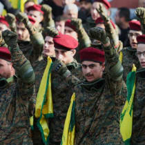  Miembros de Hezbolá asisten al funeral de Wissam Tawil, comandante de las fuerzas de élite Radwan de Hezbolá en Líbano, 9 de enero de 2024.